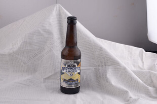 棕色啤酒瓶置于白色布上