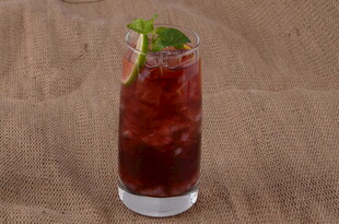 高腳杯中的紅色清涼飲品