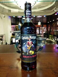 酒吧中的特色大瓶洋酒