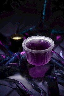 紫色液體杯中的神秘場景