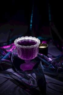 紫色燭臺與多彩織物搭配