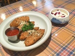 美味炸物配蘸醬與小菜