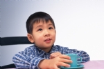 小男孩喝水