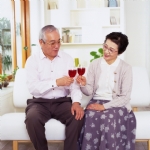 老夫妻喝红酒