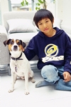 小男孩与狗合影