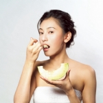 美女吃水果
