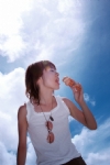 阳光女孩吃冰淇淋