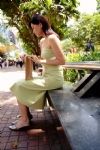 购物美女路边休息