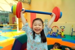 幼儿园儿童玩举重