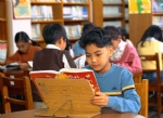 图书馆里看书