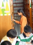 图书馆查书学生