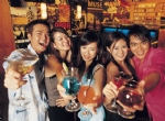 酒吧男女干杯