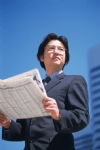 看报纸男士