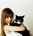 女孩抱着猫