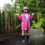 雨中外国女孩