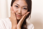 女性微笑