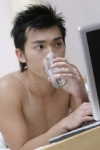 男士喝水上网