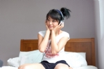 美女床上听音乐