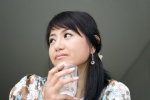女性喝水