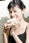 女性咬蛋糕