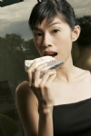 美女咬蛋糕