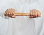 手握木棒
