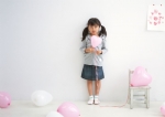 小女孩玩气球
