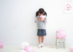 小女孩玩气球
