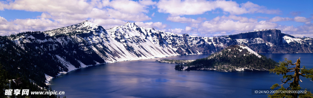 冰雪覆盖的火山湖