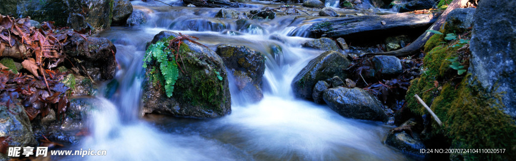 溪水流淌