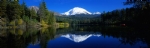 雪山倒影湖中