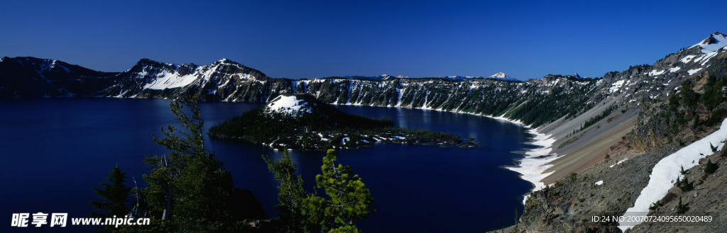 冰雪消融的火山湖
