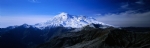 积雪覆盖的火山山峰