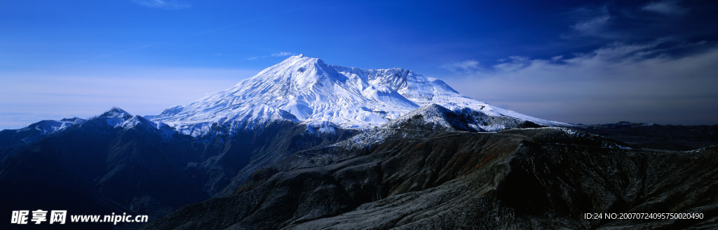 积雪覆盖的火山山峰