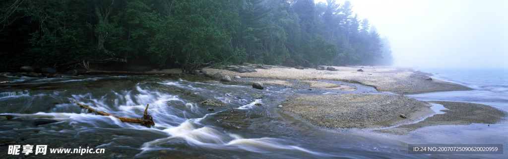 溪水流入湖泊