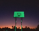 夜幕下的篮球架