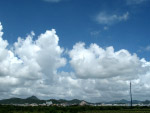 田野上蓝天白云