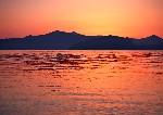 夕阳下的湖泊