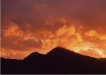 夕阳下山峰