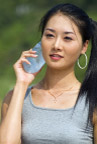 拿矿泉水女孩