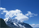 蓝天白云雪山