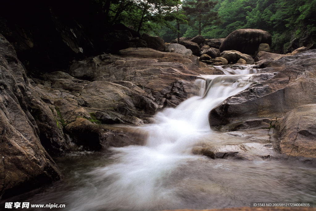 山间流水