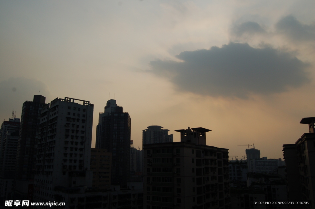 晚霞，在城市