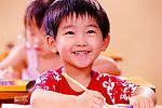 幼儿园男孩上课