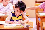 幼儿园男孩上课