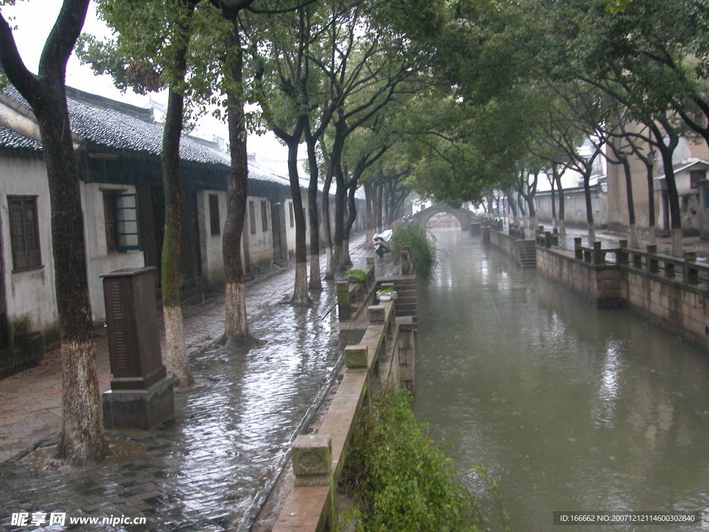 雨中的村落
