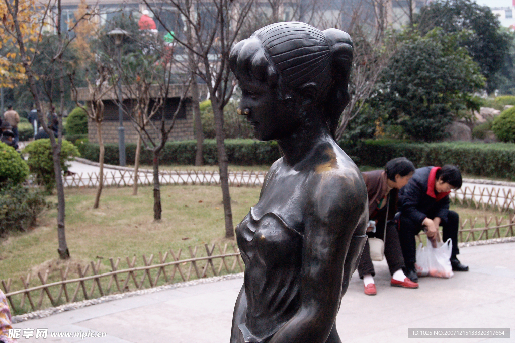 恬静的美女,雕塑