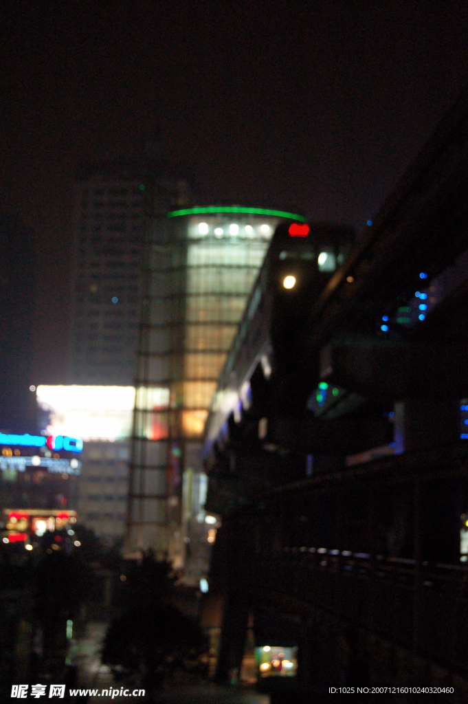 夜,轻轨呼啸而过!