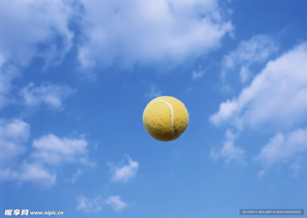 网球飞上了天