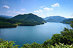 湖水  环山